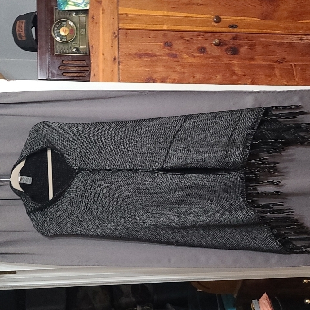LuLaRoe Sweater Knit Cape Poncho Button Front Black White Fringed One Size EUC